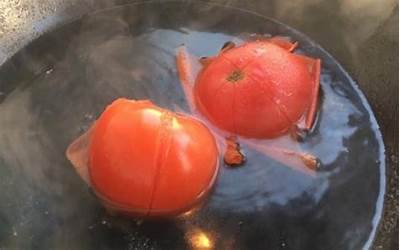 西红柿去皮别用开水烫了 30年老保姆教我最好的方法 太实用了